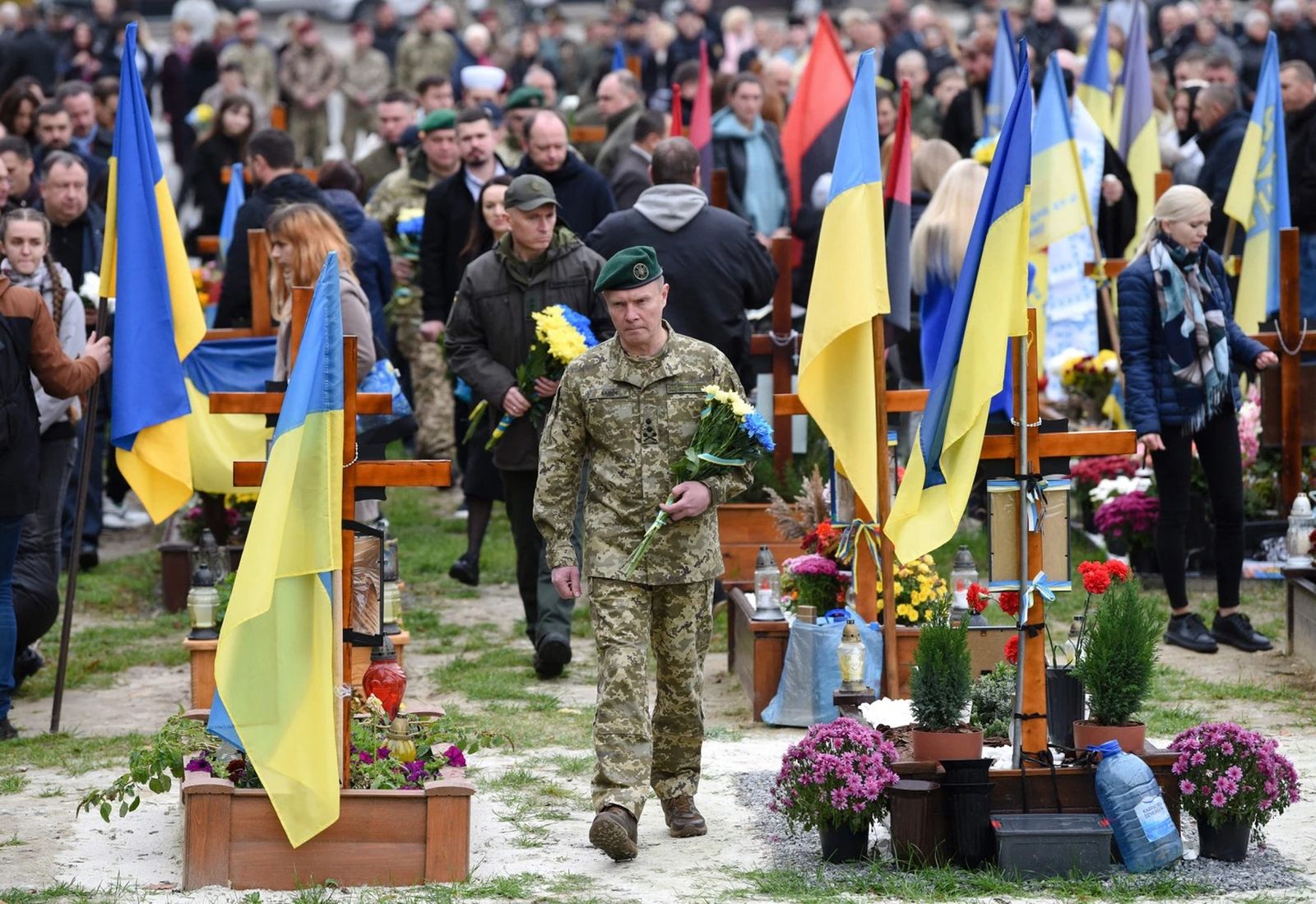 Жители Львова несут цветы к могилам павших украинских воинов на Лычаковском кладбище в честь Дня защитника Украины. 12 октября / Yuriy Dyachyshyn / AFP via Getty Images / Grid