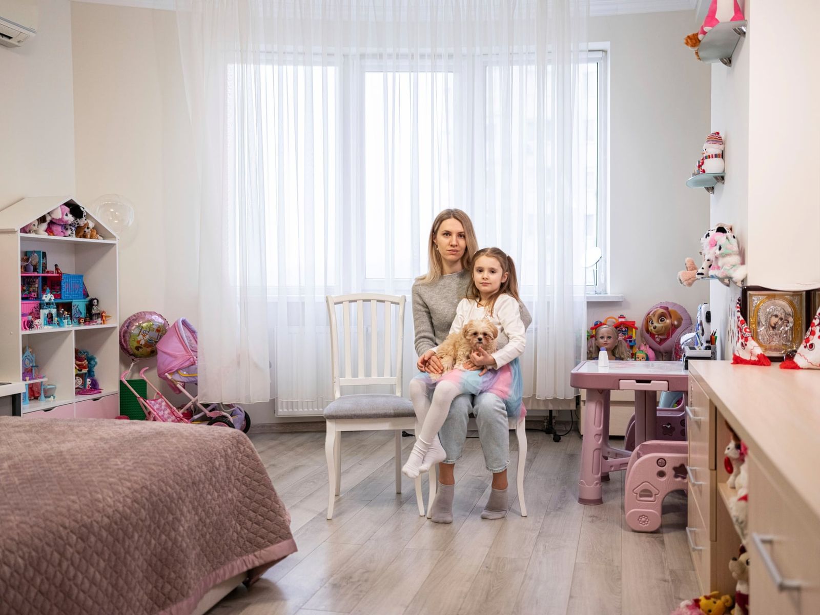 31-летняя Лариса и её 4-летняя дочь Оля в своей квартире в Киеве. Муж Ларисы, Николай, пропал без вести во время боев в Донецкой области 2 ноября 2022 года. «Мой муж был взят в плен войсками Вагнера, но я ничего не знаю о его судьбе и местонахождении
