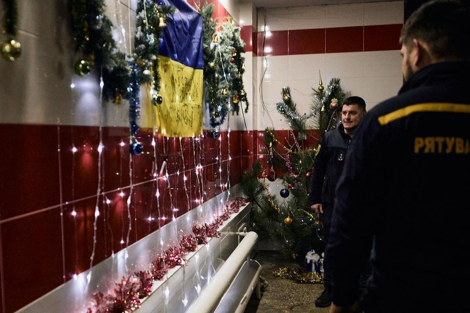Сотрудники ГСЧС Украины из Донецкой области отмечают Рождество. 25 декабря / Libkos