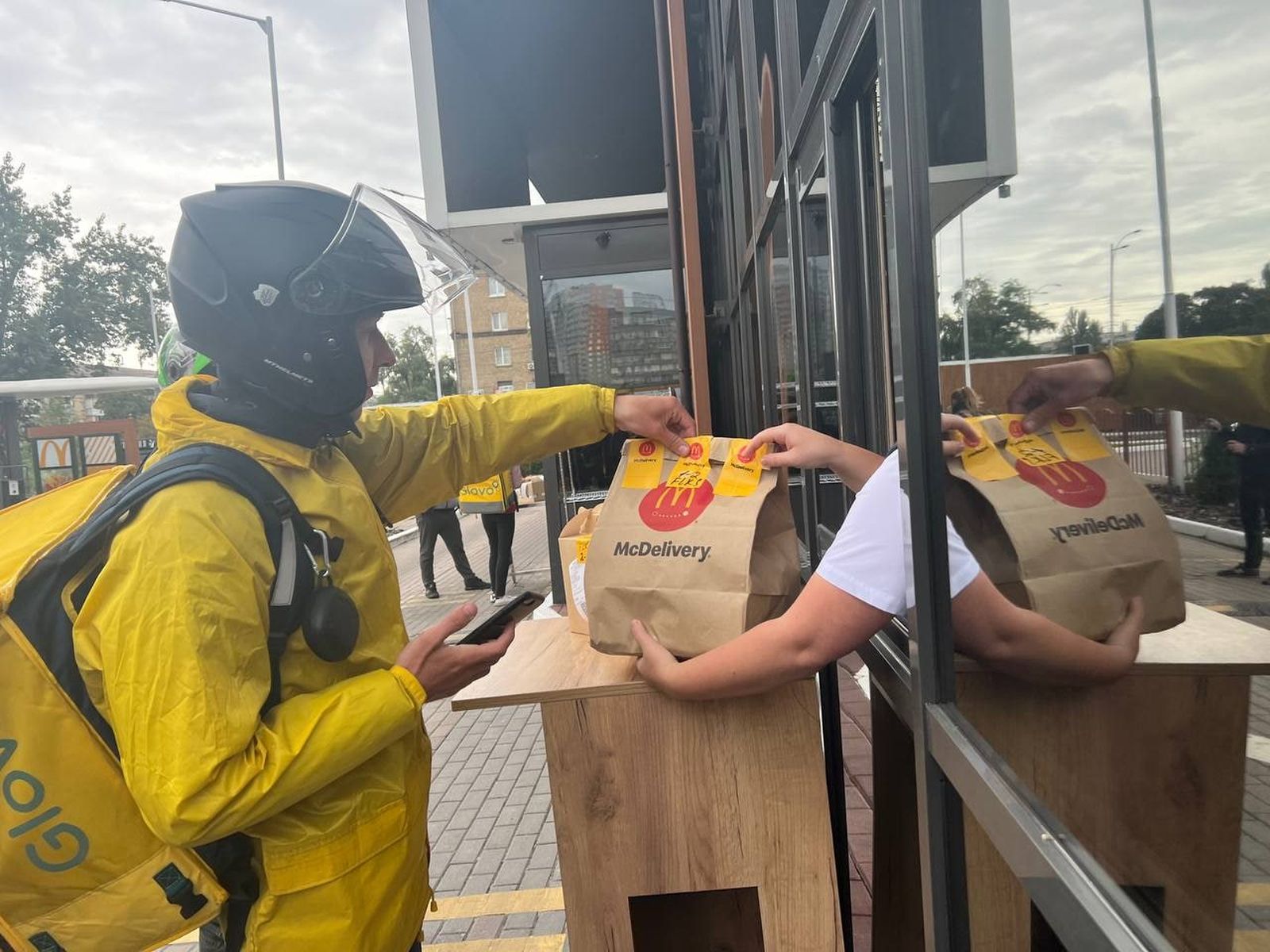 Курьер забирает заказ из ресторана McDonalds, впервые открывшегося в Киеве после начала войны. 20 сентября / Страна.ua