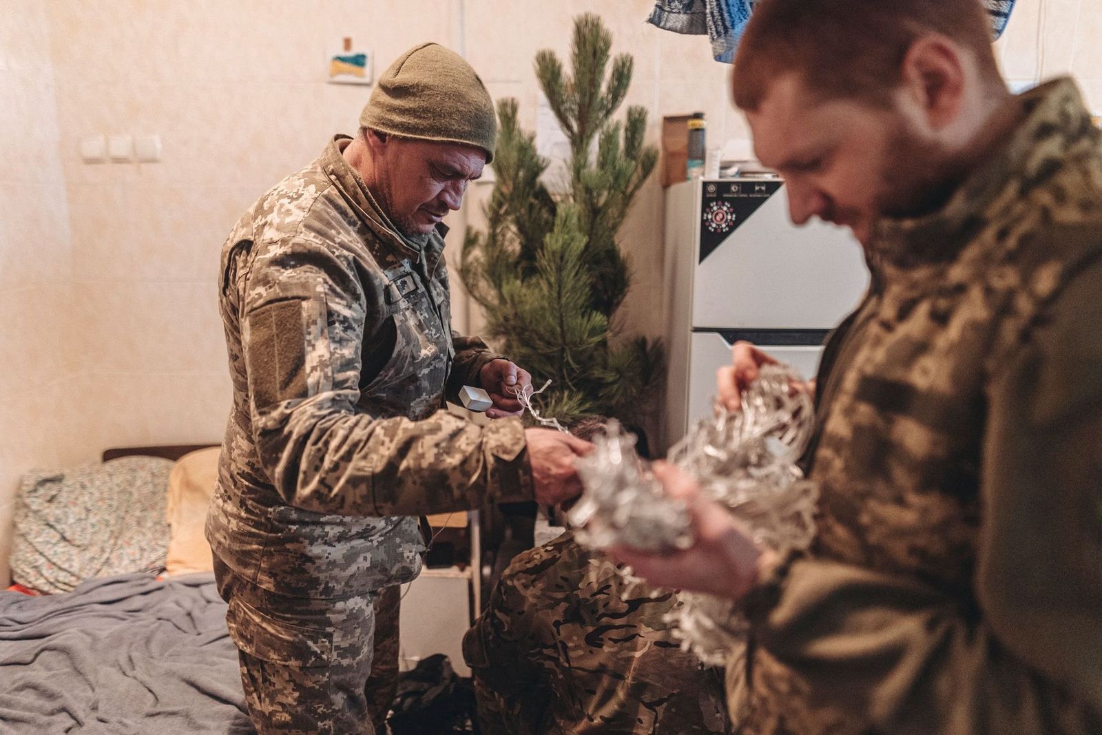 Украинские военные врачи в госпитале на линии фронта в Донбассе готовятся встречать Новый год. 31 декабря / Diego Herrera Carcedo / Anadolu Agency / ABACAPRESS / ddp images / Vida Press / Meduza