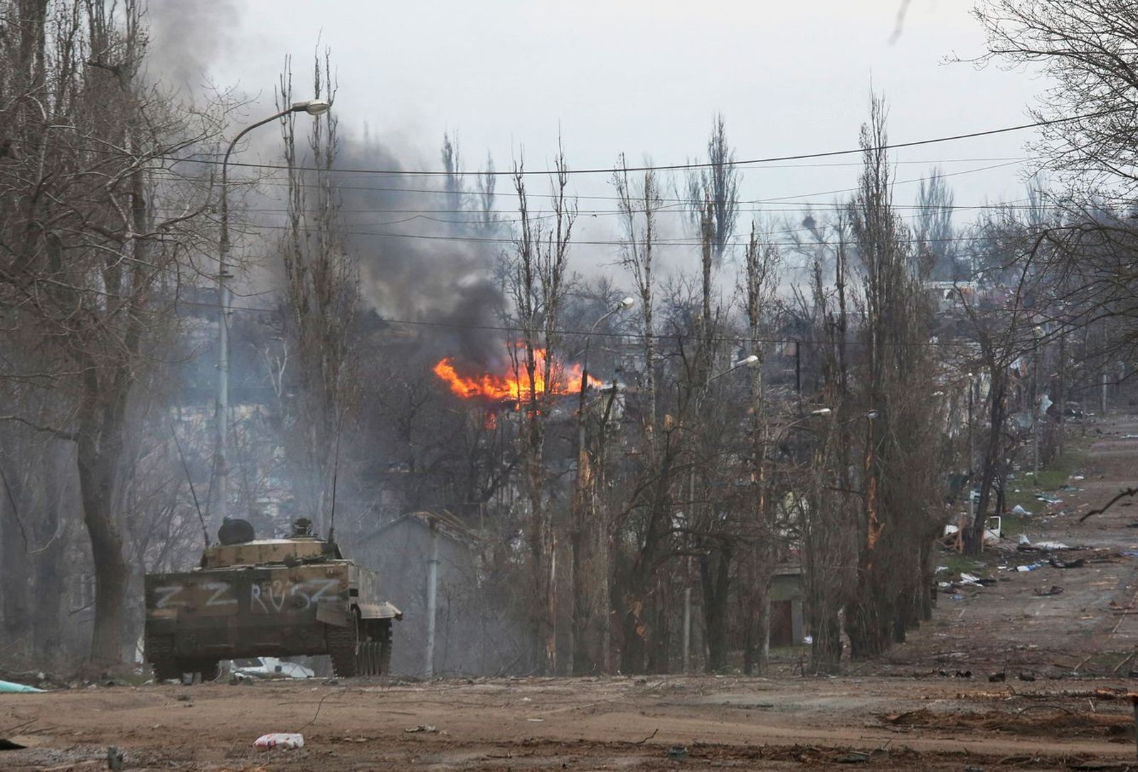 Российская бронетехника на улицах разрушенного Мариуполя. 11 апреля / Chingis Kondarov / Reuters / Scanpix / LETA