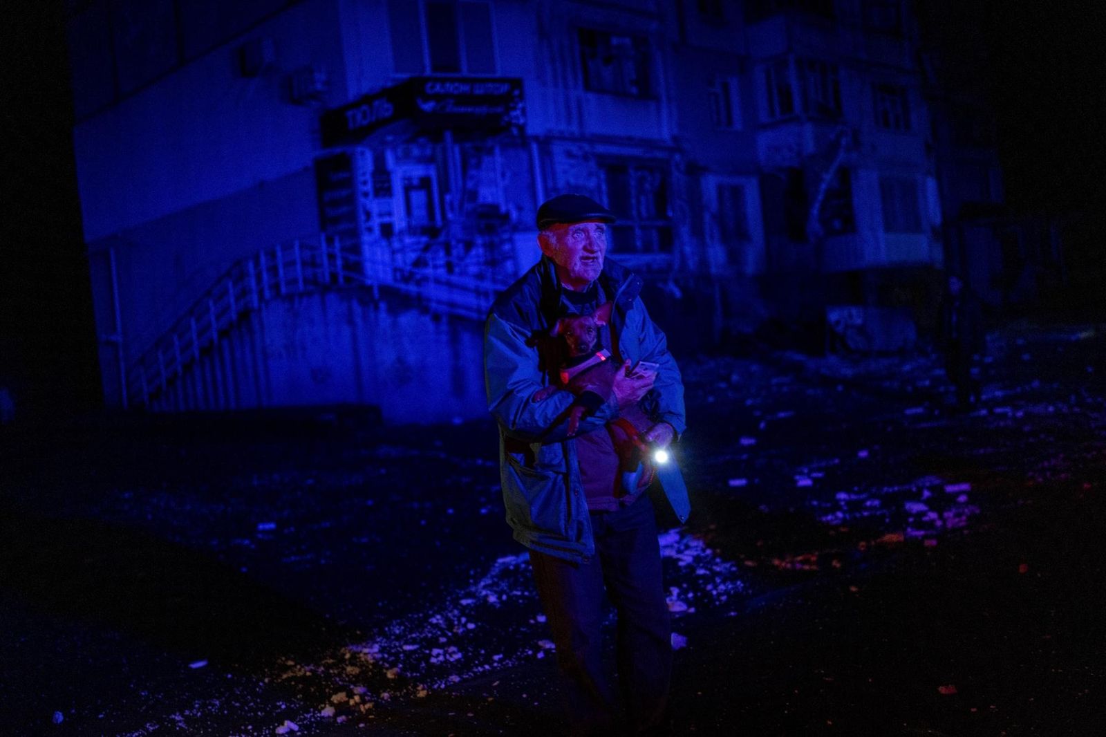 Пожилой мужчина держит собаку после атаки в Херсоне. 24 ноября / Bernat Armangue / AP Photo