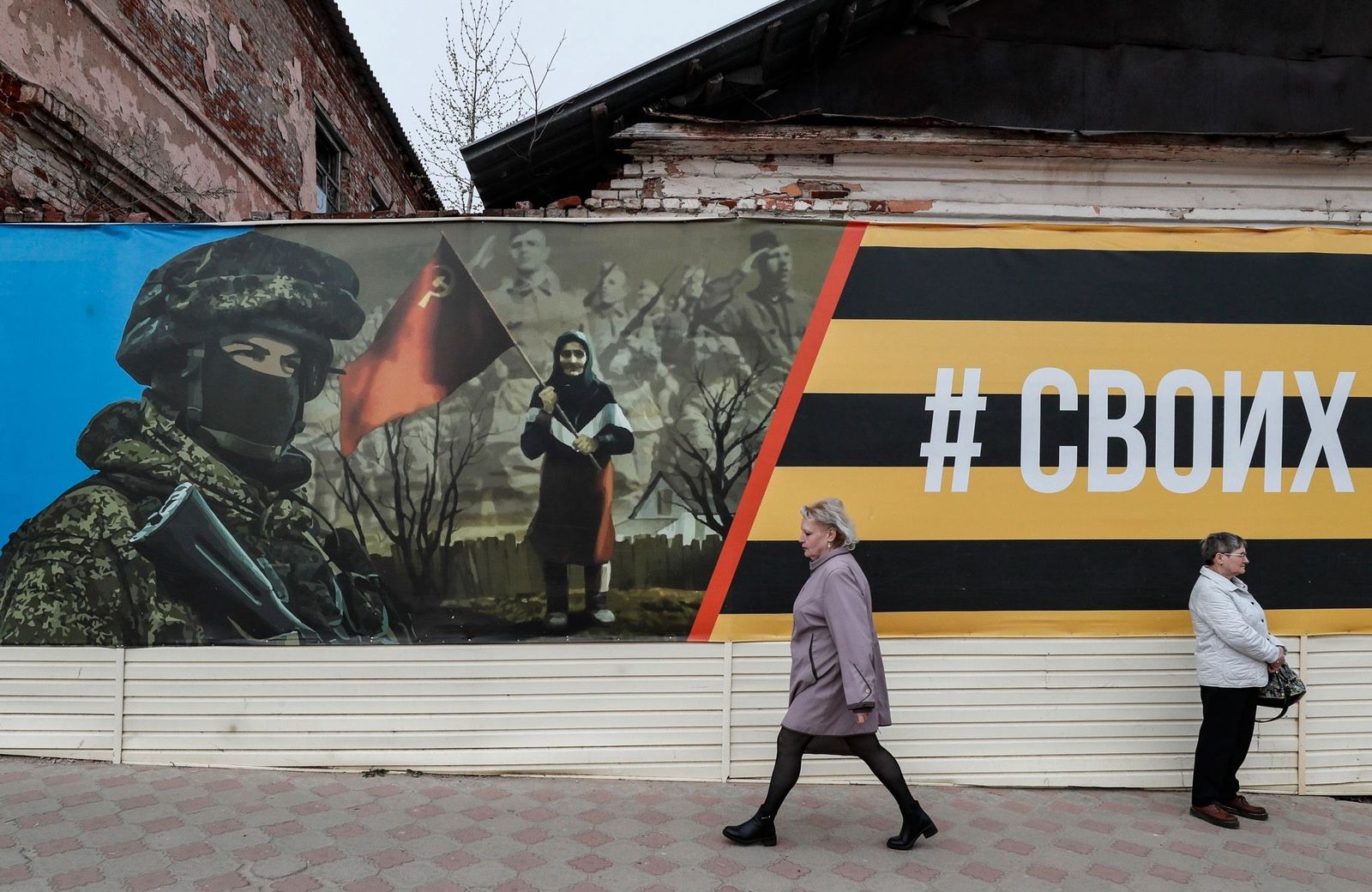 Агитация за войну в Тульской области. На баннере изображен российский военный и «бабушка с флагом СССР» — один из символов российской пропаганды, появившийся вскоре после полномасштабной войны в Украине. 21 апреля / Meduza