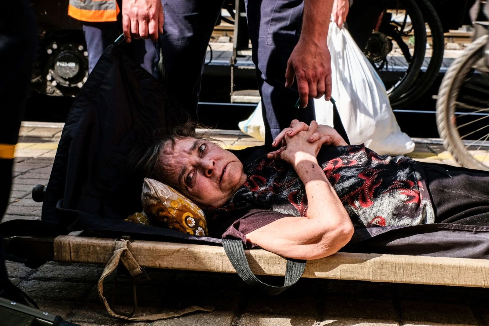 Женщина лежит на носилках на вокзале Покровска во время эвакуации мирных жителей в Днепр. 31 мая / Rick Mave / SOPA Images / LightRocket / Getty Images / Grid News