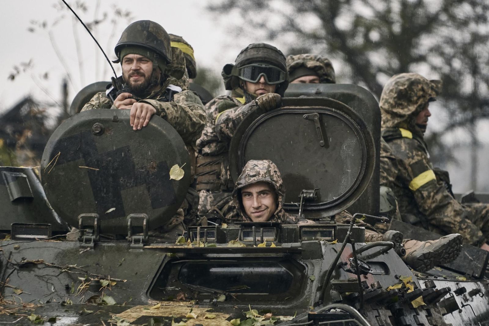 Украинские военные едут на БТР в Донецкой области. 20 октября / LIBKOS / AP