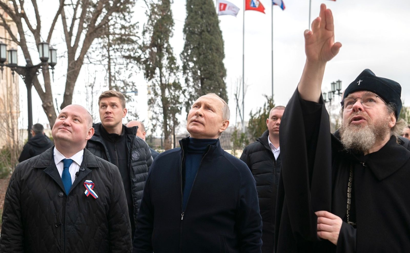 Владимир Путин с губернатором Севастополя Михаилом Развожаевым (слева) и митрополитом Псковским и Порховским, председателем Патриаршего совета по культуре Тихоном (Шевкуновым) во время посещения историко-археологического парка «Херсонес Таврический».