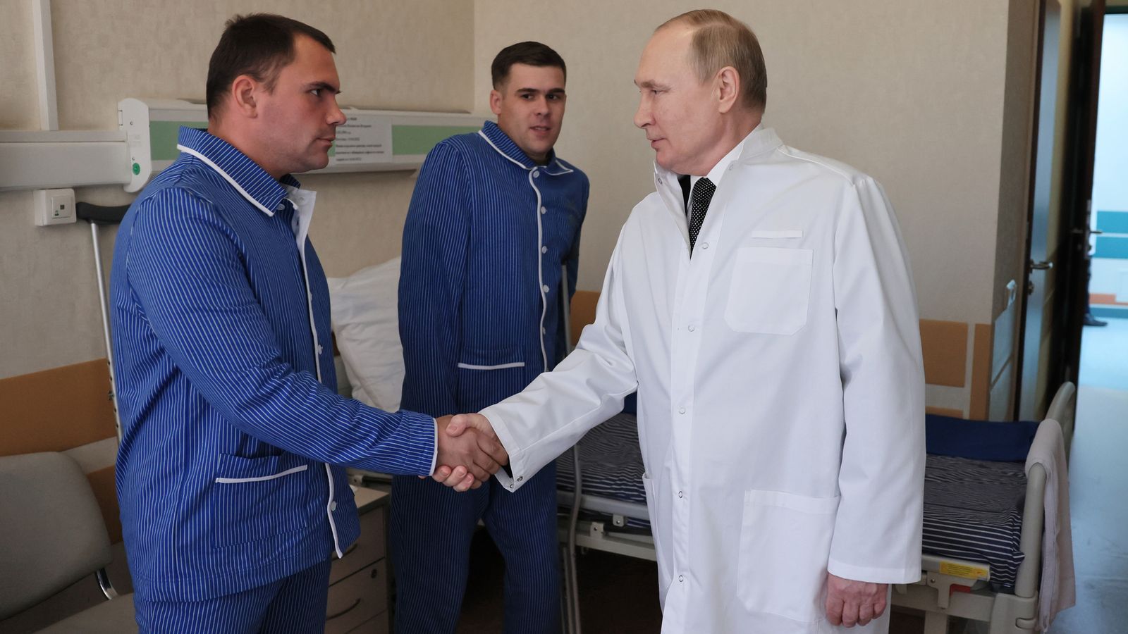 Владимир Путин навещает рядовых российской армии Анатолия Шпакова и Владислава Чендылова, воевавших в Украине. Вместе с министром обороны Сергеем Шойгу президент посетил Центральный военный клинический госпиталь имени П. В. Мандрыка в Москве, где поо