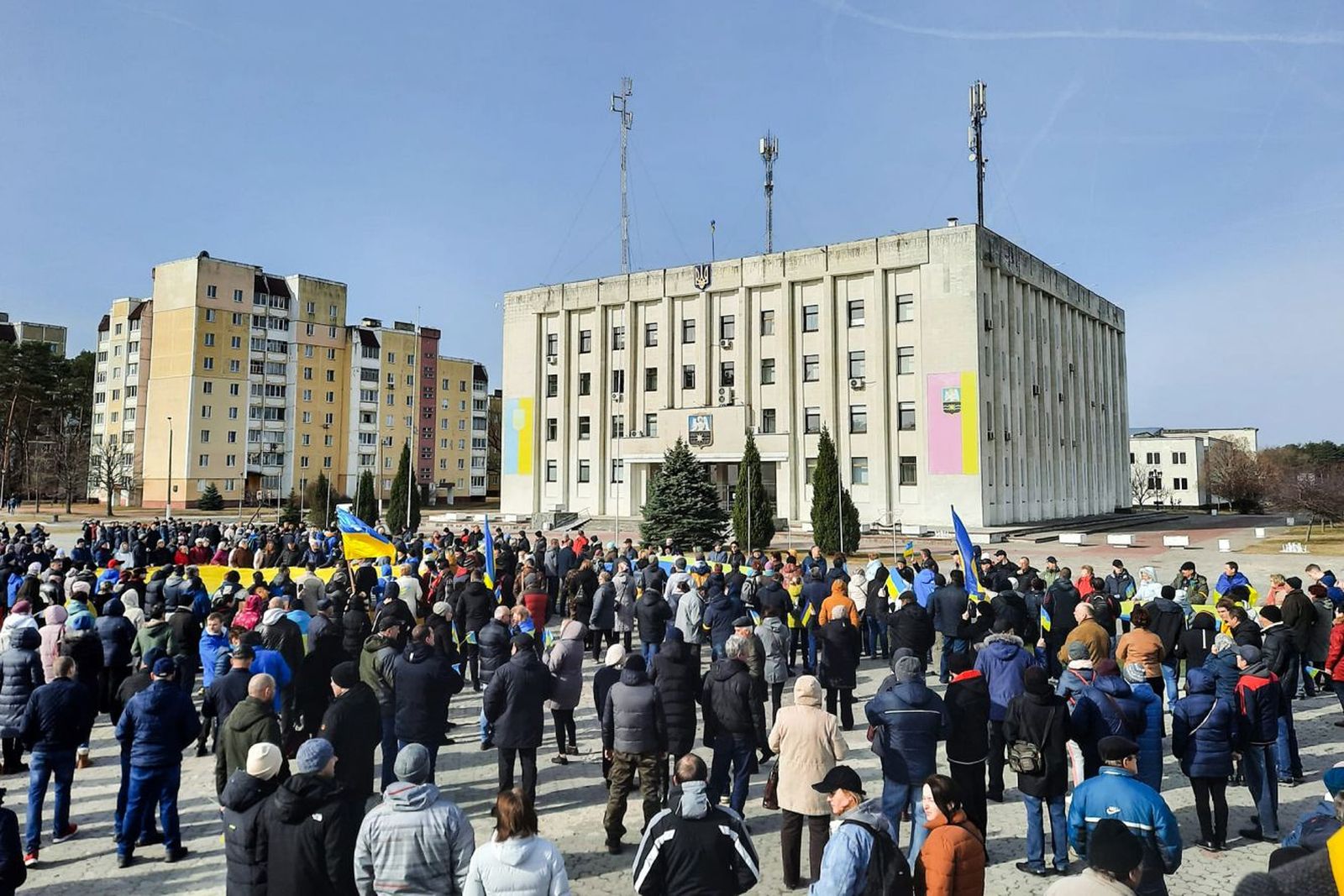 Жители Славутича, города-спутника ЧАЭС, вышли на митинг против российского вторжения. Демонстрации проходили и в других украинских городах, а в Каховке и Энергодаре российские военные стреляли по протестующим. После отступления вооружённых сил РФ Сла