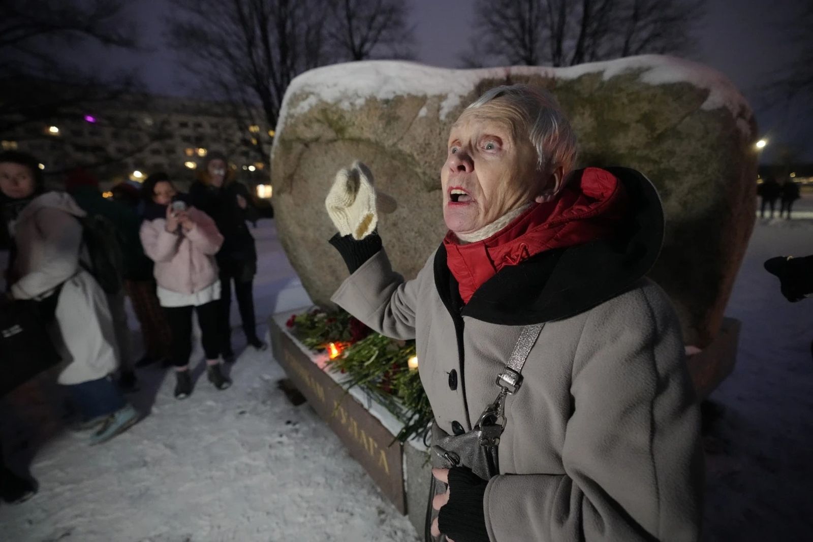 83-летняя Людмила обращается к людям, собравшимся возложить цветы в память об Алексее Навальном. 16 февраля / Dmitri Lovetsky / AP Photo