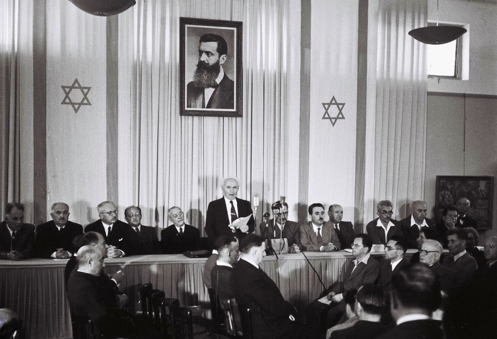 Давид Бен-Гурион читает Декларацию независимости Израиля 14 мая 1948 года в Тель-Авиве. / Фото: Zoltan Kluger/Israeli Government Press Office, Getty Images Давид Бен-Гурион читает Декларацию независимости Израиля 14 мая 1948 года в Тель-Авиве. / Фото: Zoltan Kluger/Israeli Government Press Office, Getty Images