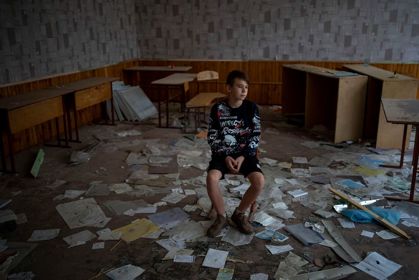 13-летний Александр Моргунов сидит в кресле на руинах своего разрушенного класса в черниговской школе № 21. «Когда я в нахожусь в своём родном классе, я думаю о том, как сильно хочу, чтобы война закончилась», — говорит украинский школьник. 30 августа