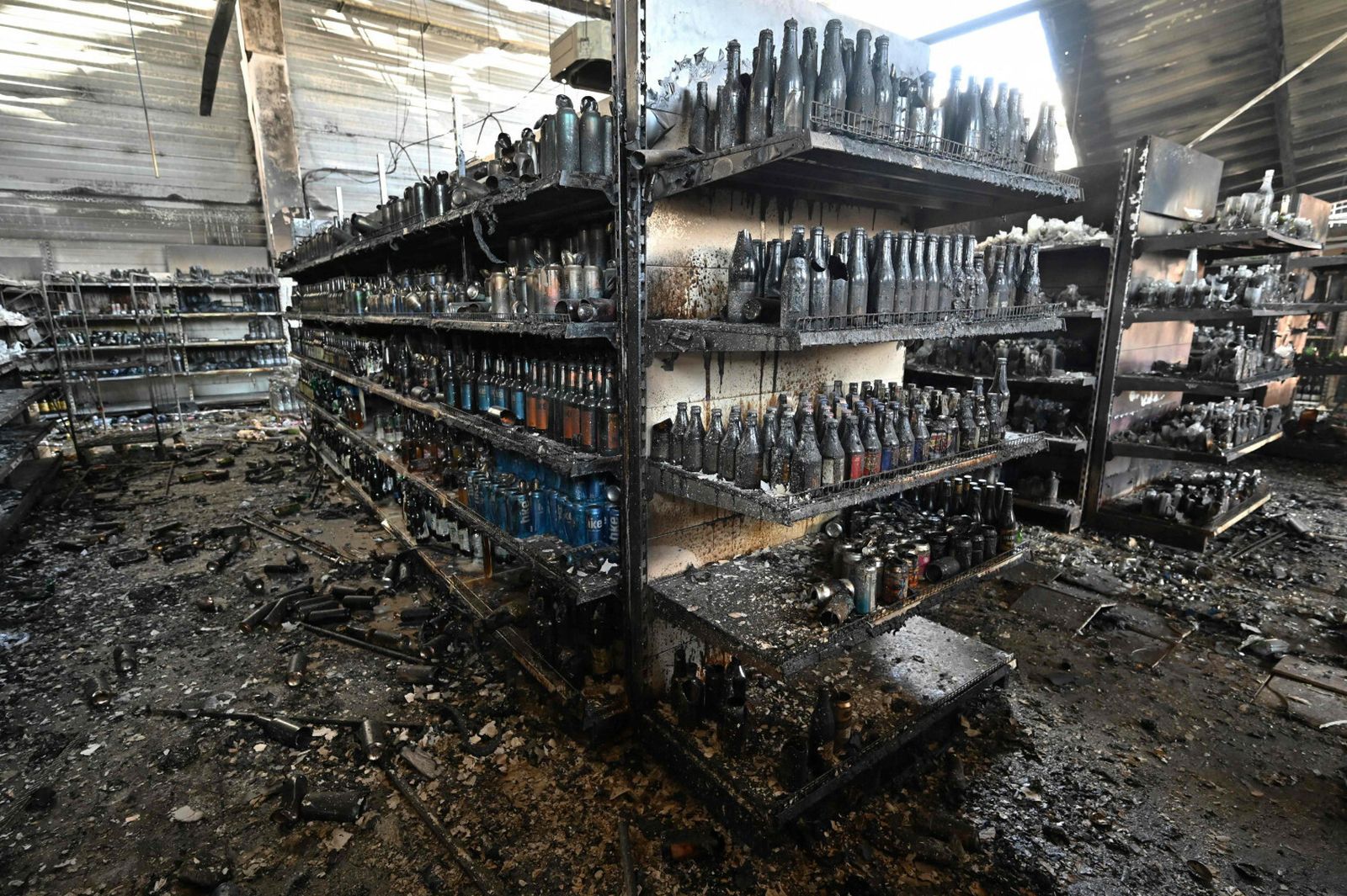 Обугленные товары в продуктовом магазине разрушенного торгового центра «Амстор». Президент Украины Зеленский в своём вечернем обращении показал видео попадания снаряда в здание. «Российская ракета ударила именно по этому объекту. Целенаправленно. Оче
