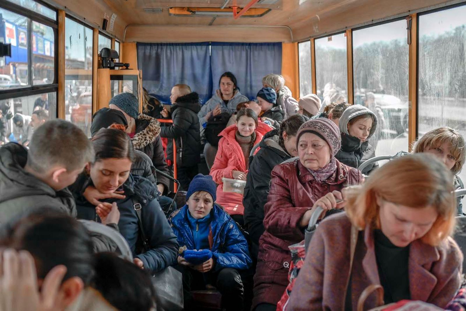 Украинцы, потерявшие дом, едут в Центр приема перемещенных лиц в Запорожье. С начала войны более 10 миллионов мирных жителей были вынуждены покинуть свои дома. Из них 3,5 миллионов человек уехали за пределы территории Украины. 6 апреля / Bulent Kilic