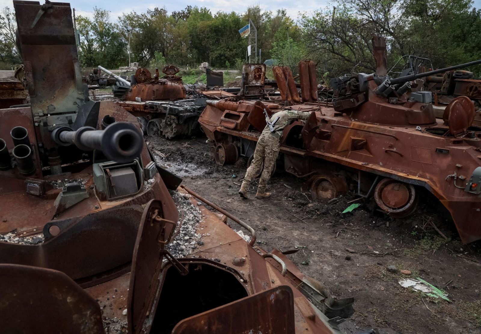 Украинский военнослужащий осматривает уничтоженную российскую военную технику после в Изюме. 20 сентября / Gleb Garanich / Reuters / CNN