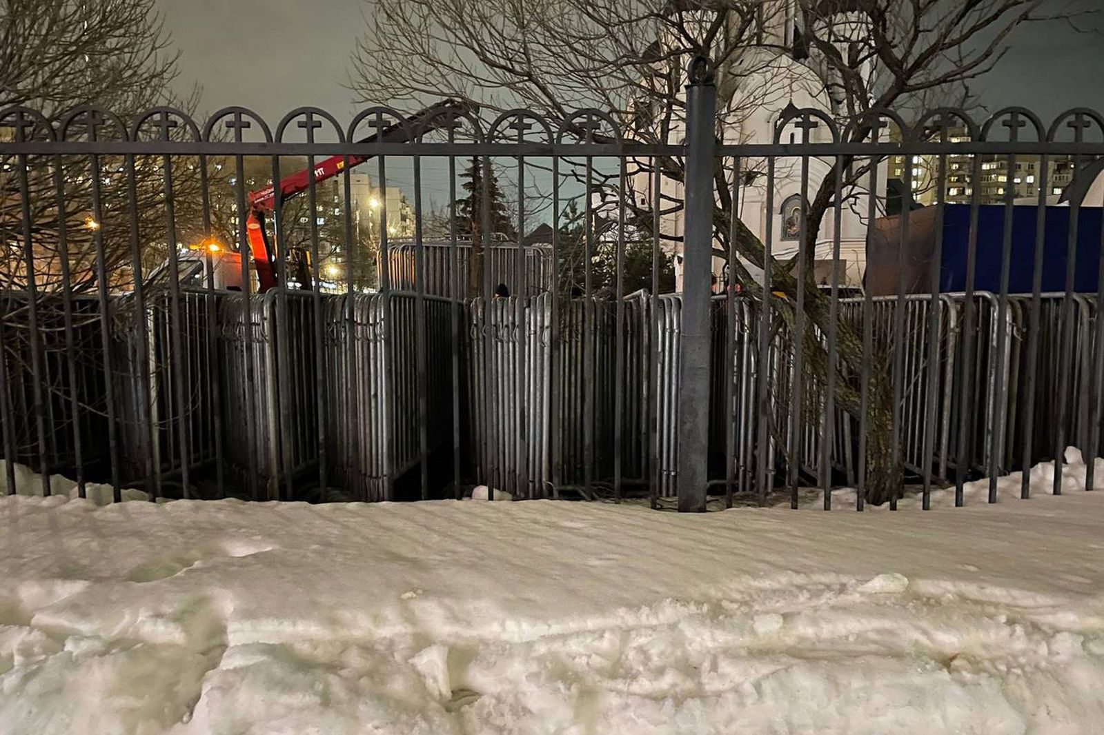 В Москве на территории церкви, где пройдет отпевание Навального, поставили заборы. Власти в Москве активно готовятся к похоронам политика Алексея Навального, намеченным на 1 марта. На Борисовском кладбище появились полицейские патрули. На территории 