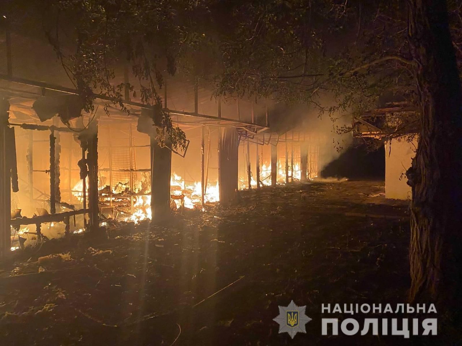 Горящее от обстрелов со стороны российских войск здание в Донецкой области. Местные власти сообщают о 6 погибших мирных жителях. 23 мая / Полиция Донецкой област