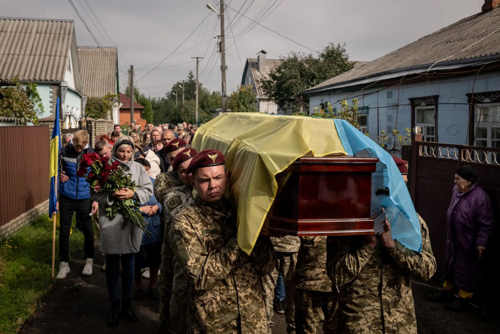 Жители города Новомосковск Днепропетровской области прощаются с 30-летним Сергеем Гримайло, старшим сержантом украинской армии. 29 сентября / Nicole Tung / The New York Times​
