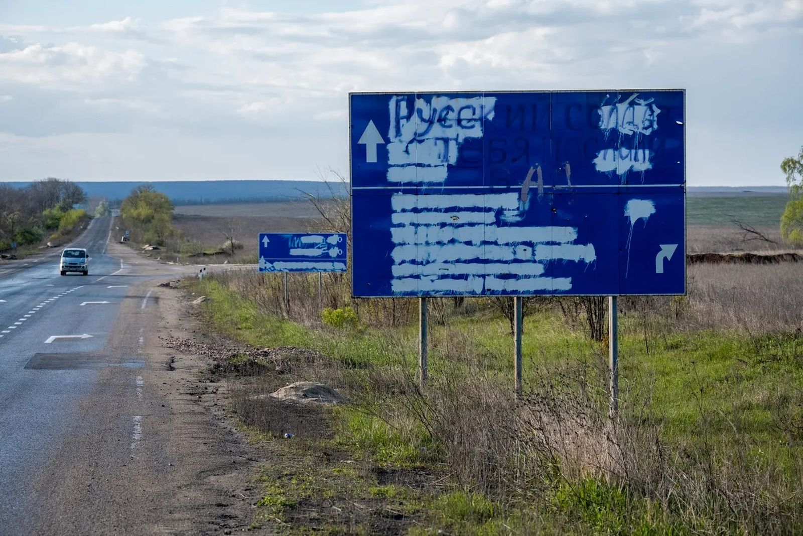 Закрашенный дорожный знак рядом с Богородичным. Украинцы закрашивают указатели, чтобы сбить с толку российские войска. 25 апреля / Meduza / Scott Peterson / Getty Images