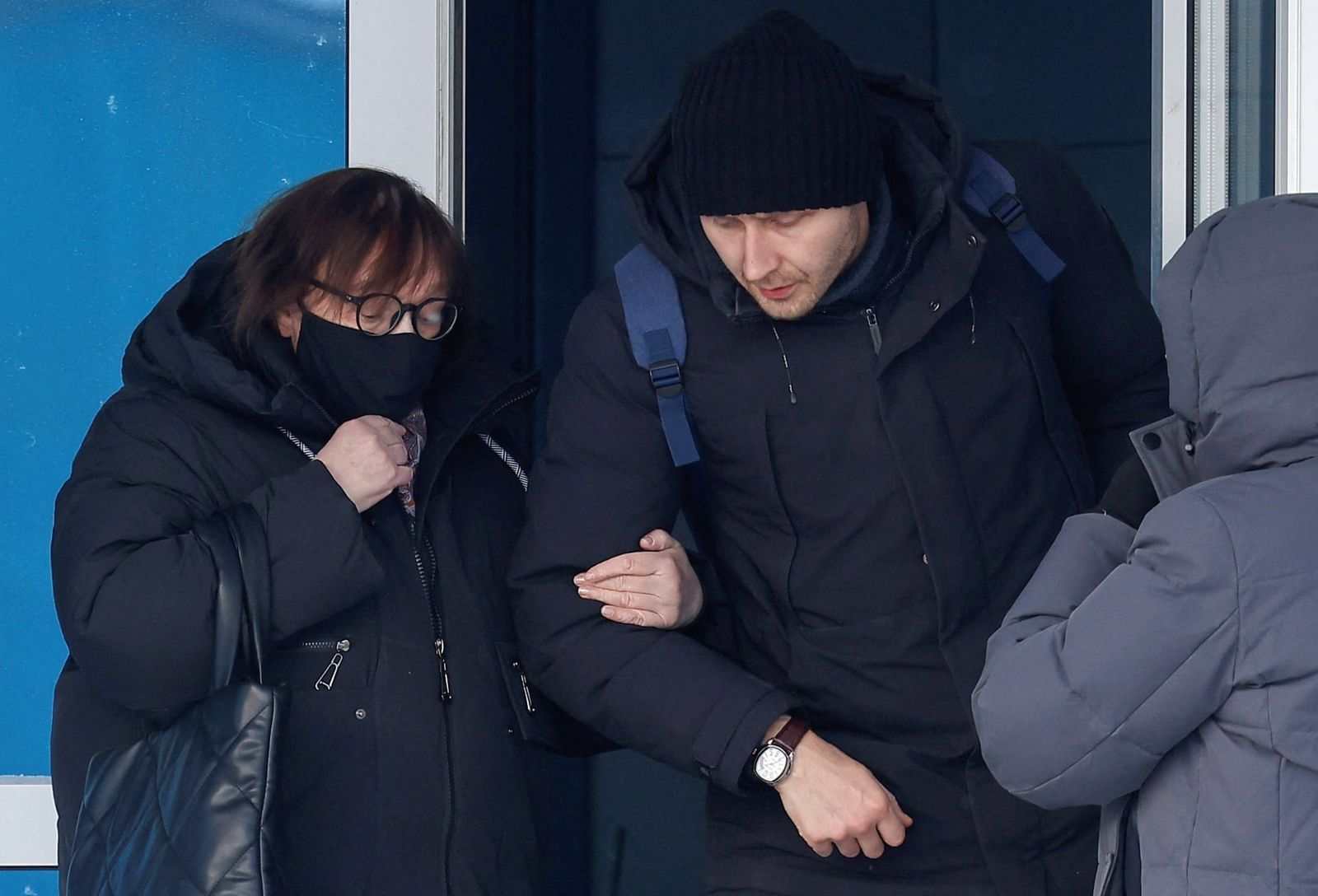 Мама погибшего Навального Людмила Ивановна вместе с адвокатом Алексеем Цветковым покидает здание Следственного комитета в Ямало-Ненецком округе. Следователь Варапаев угрожал Навальной, что власти могут не выдать тело её сына. «Время работает не на ва