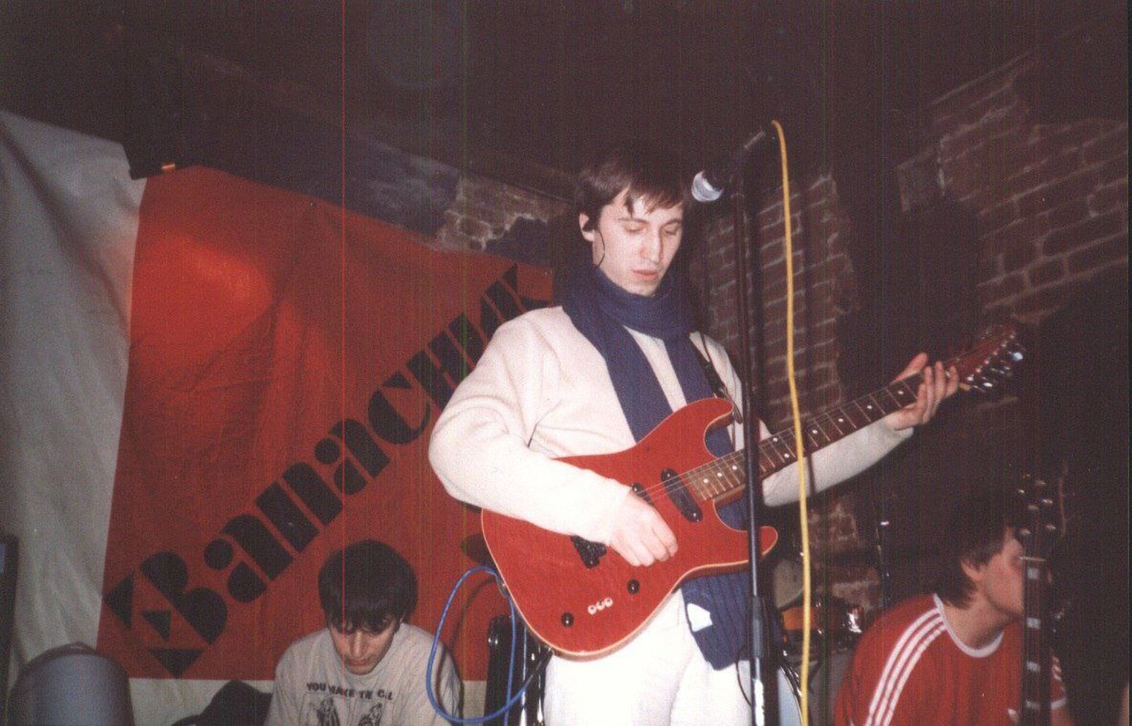 Один из первых концертов группы. Клуб «Запасник», 1996 год / Фото из личного архива Артура Ацаламова. Один из первых концертов группы. Клуб «Запасник», 1996 год / Фото из личного архива Артура Ацаламова.