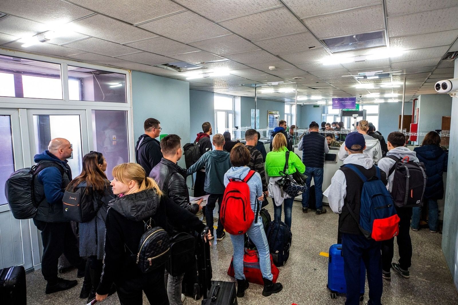 Люди проходят паспортный контроль на контрольно-пропускном пункте Алтанбулаг на границе России с Монголией. После объявления Путиным «частичной» мобилизации на границах России с Казахстаном и Монголией наблюдаются большие очереди. 25 сентября / Byamb