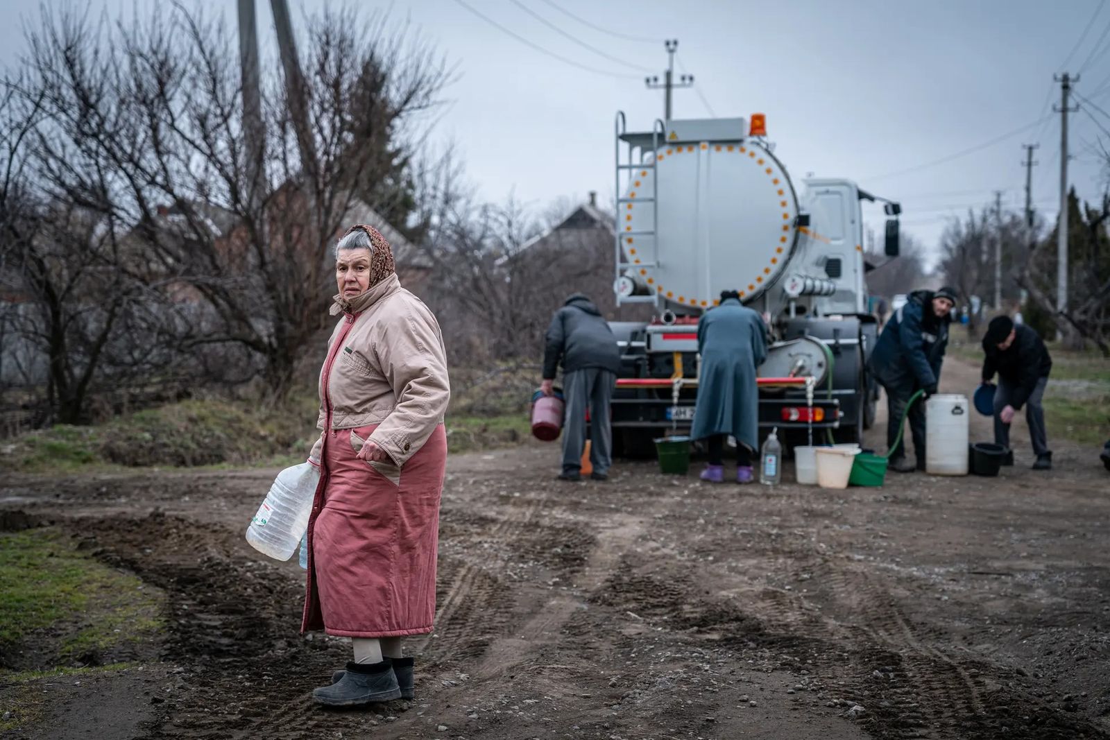 Жители Константиновки набирают воду из цистерны, предоставленной украинской пожарной бригадой. В результате российских атак во многие прифронтовых городах отсутствует электричество и водоснабжение. Константиновка продолжает подвергаться обстрелам. 21