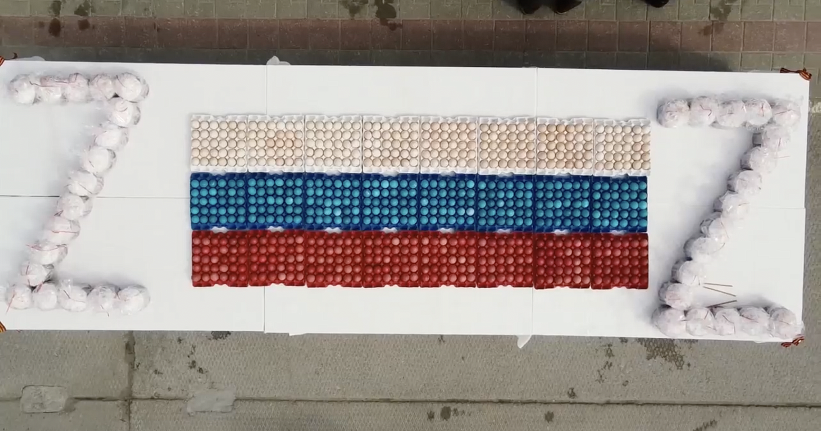 В Белгороде из пасхальных яиц и куличей выложили флаг России и символ Z. Изделия освятили и отправили в зону боевых действий / Минобороны России