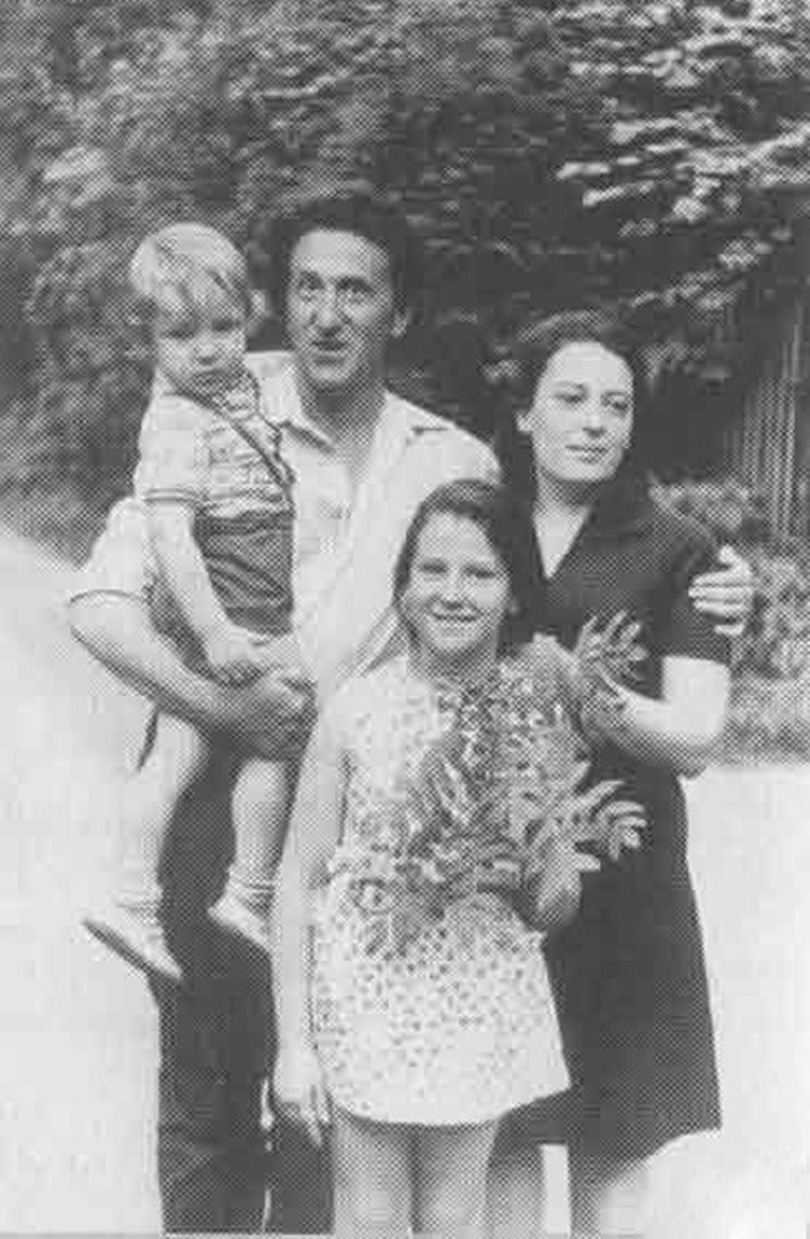 С супругой Татьяной, сыном Эмилем и дочерью Таней, Переделкино, 1976 год / Источник С супругой Татьяной, сыном Эмилем и дочерью Таней, Переделкино, 1976 год / Источник