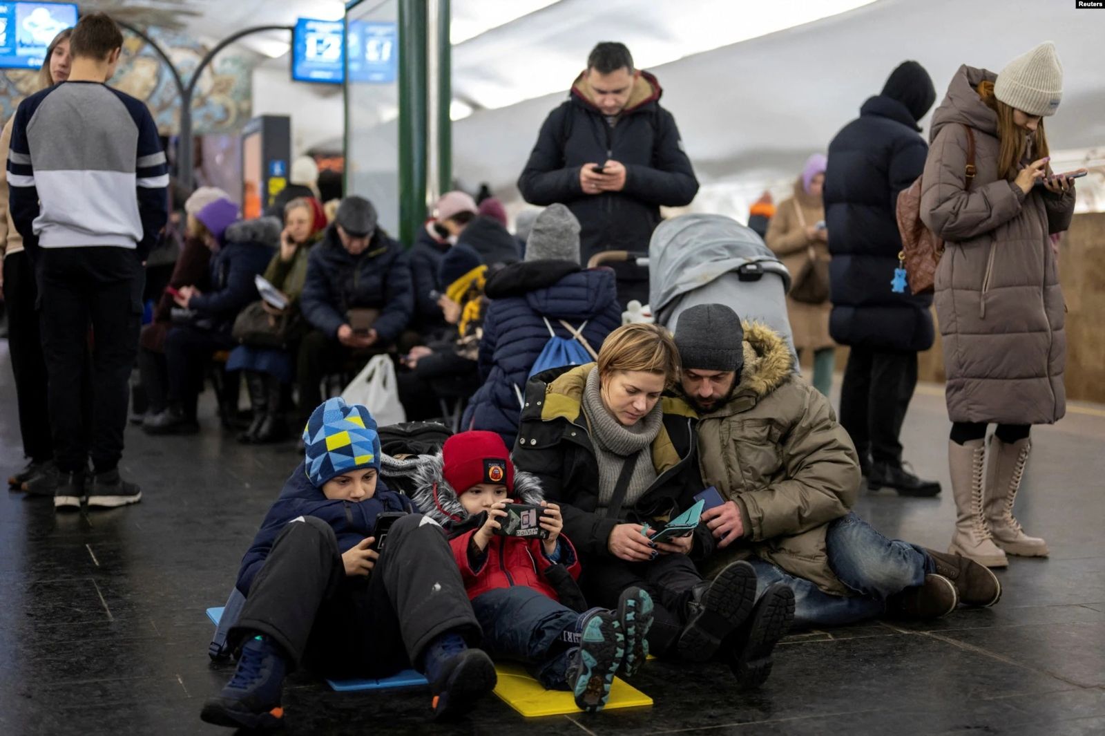 Семья укрывается внутри станции метро во время массированных российских ракетных обстрелов в Киеве. 16 декабря / Reuters / VOA