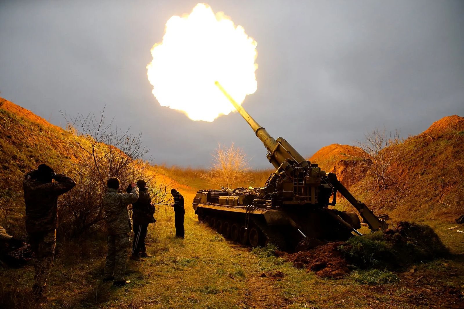 Украинские артиллеристы ведут огонь по российскому складу боеприпасов через Днепр в южной части Херсона. 1 декабря / Finbarr O'Reilly / The New York Times