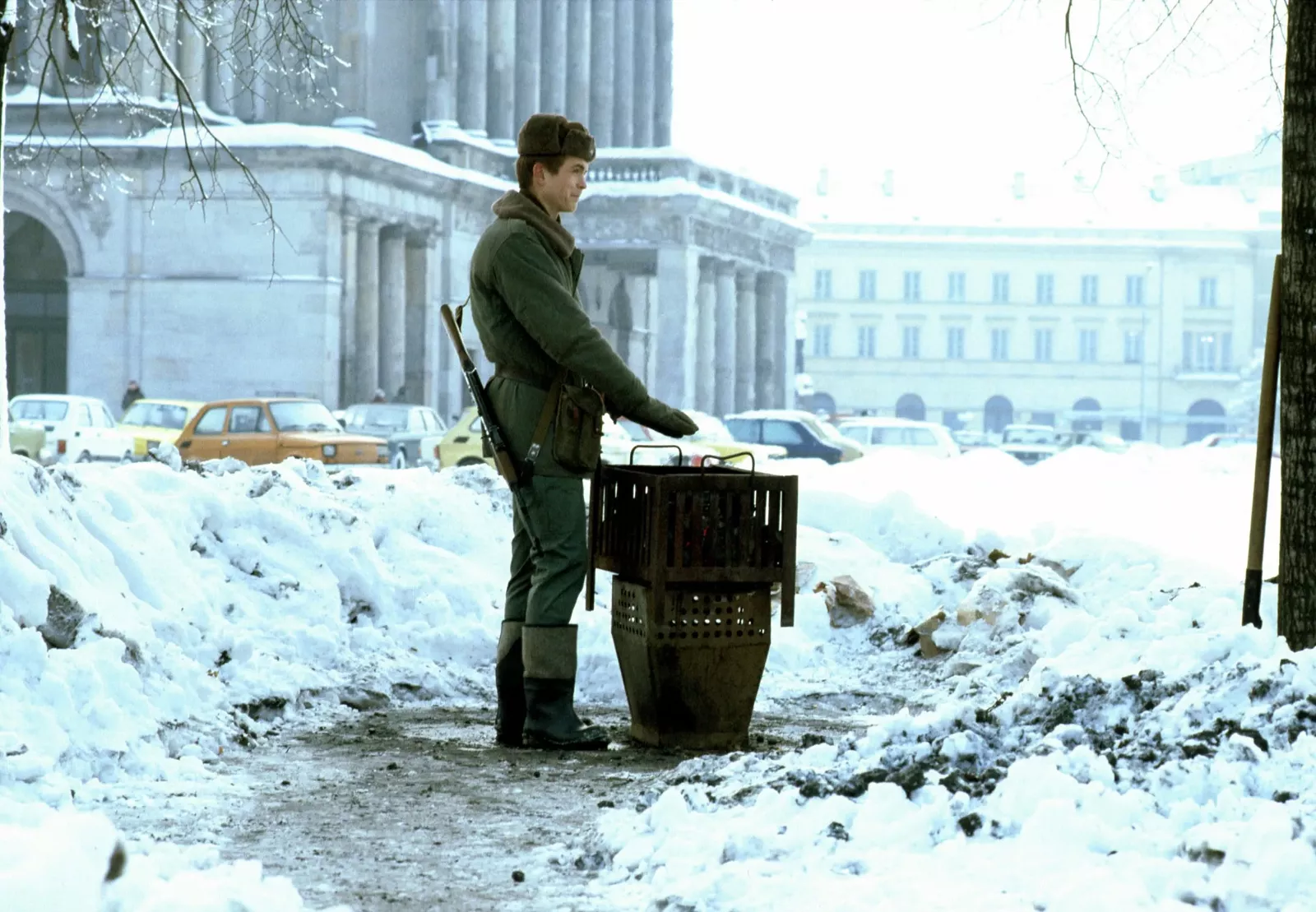 Польский солдат греет руки у&nbsp;«коксовика» уличной жаровни в&nbsp;центре Варшавы. Такие жаровни устанавливались на&nbsp;улицах для обогрева военных патрулей. Фото из&nbsp;архива Криса Ниденталя.