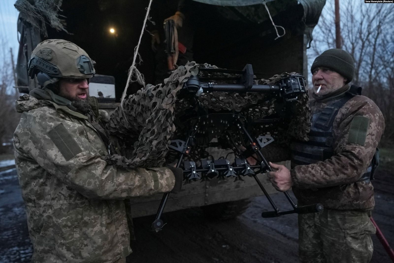 Украинские солдаты 92-й бригады «Ахиллес» разгружают боевой беспилотник «Вампир» возле города Бахмут на линии фронта. Уже несколько месяцев обе стороны конфликта прибегают к дорогостоящей дальнобойной высокоточной артиллерии, крылатым ракетам воздушн