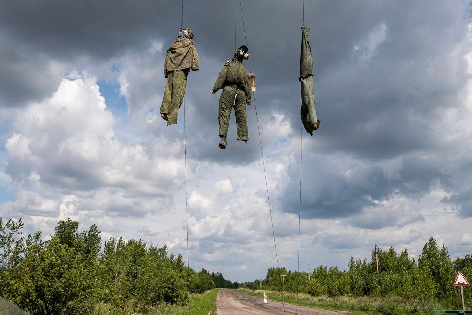 После того, как стало известно, что российские военные обстреляли Чугуев из зенитно-ракетного комплекса С-300, недалеко от линии фронта в Харьковской области появились чучела, одетые в форму российский солдат. 25 июля / Evgeniy Maloletka / AP / Scanp
