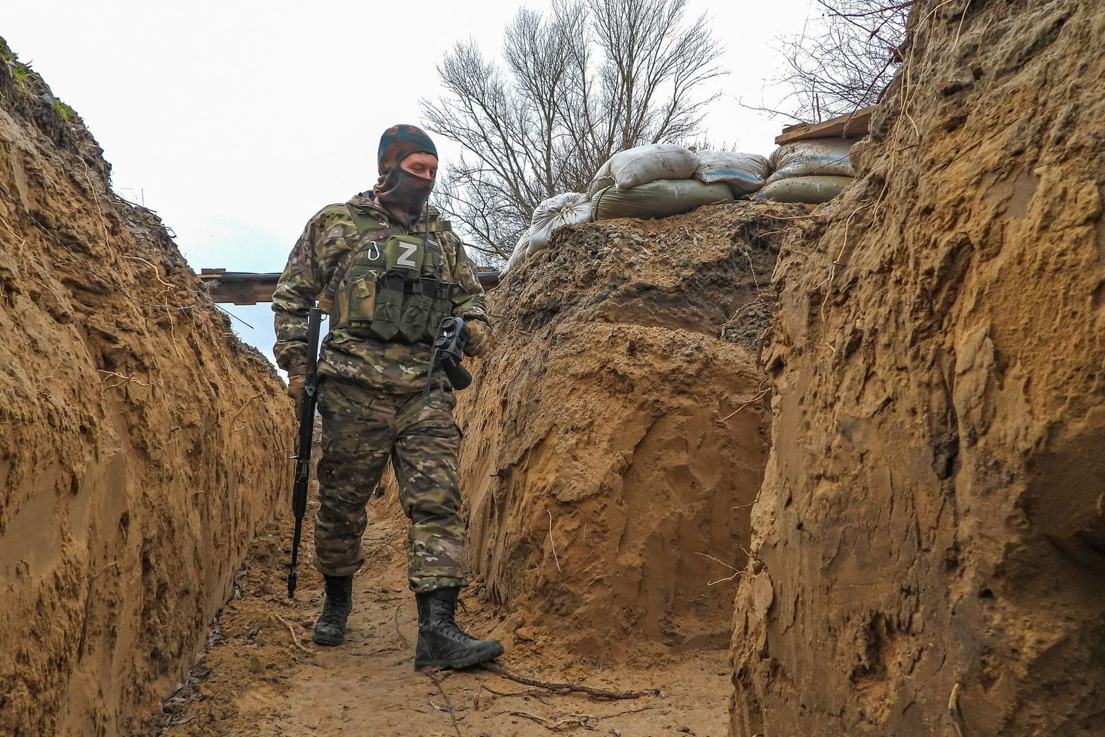 Военнослужащий российской армии обходит позиции на передовой в Херсонской области. 31 декабря / Андрей Рубцов / ТАСС / Meduza