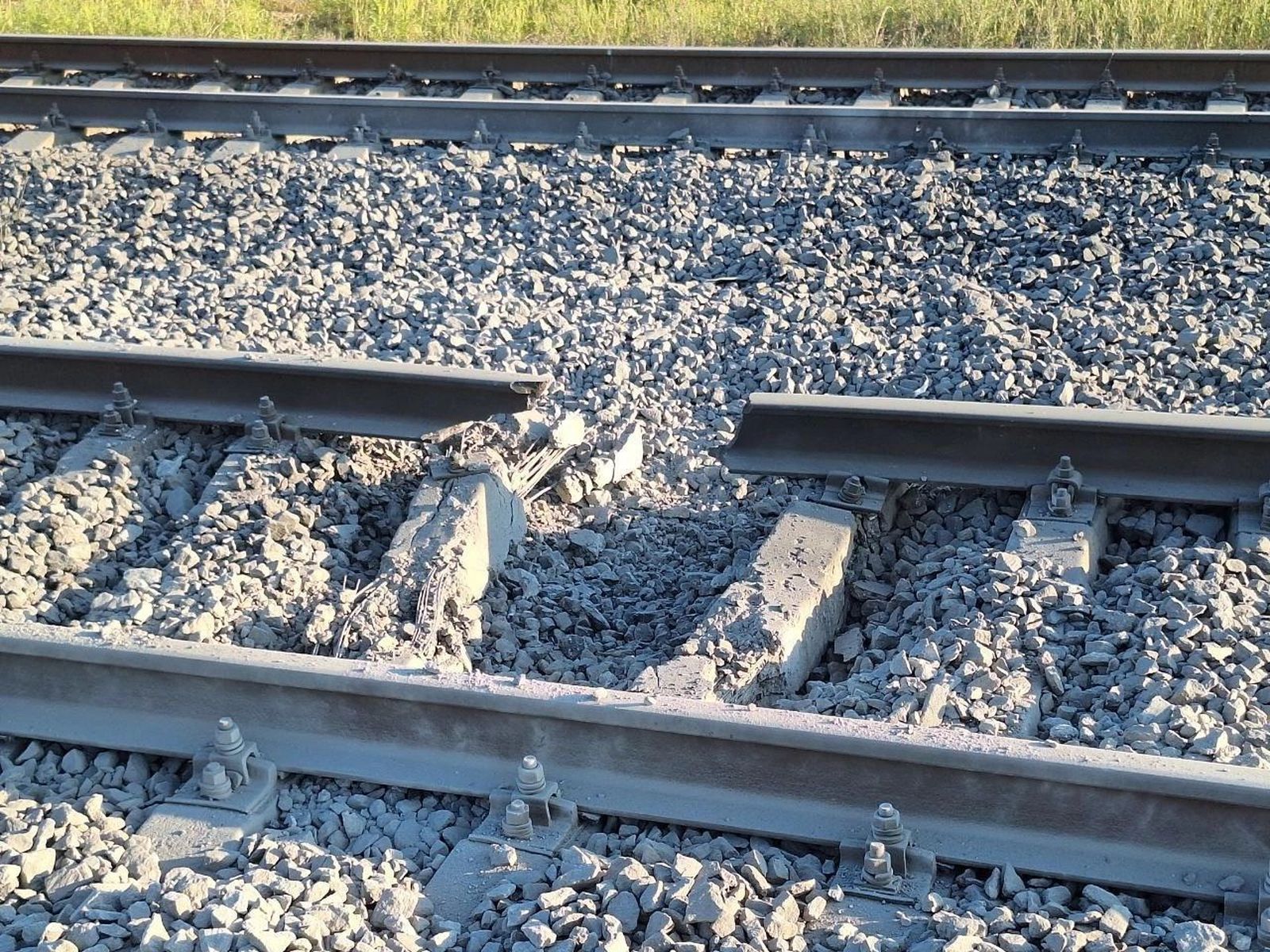 Железная дорога, поврежденная после артиллерийского обстрела Льгова в Курской области. Льгов — крупный железнодорожный узел, от него отходят железнодорожные линии в направлении Брянска, Воронежа, Курска и Украины. 29 августа / Администрация Льгова