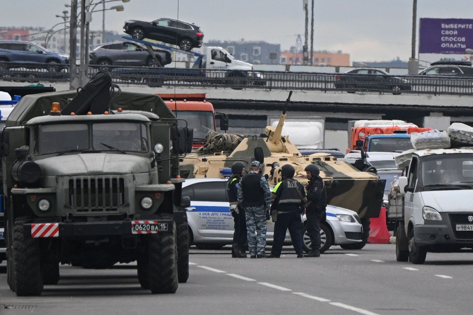 Военная техника и полицейские на трассе в Московской области. 24 июня / AP / Scanpix / LETA / Meduza