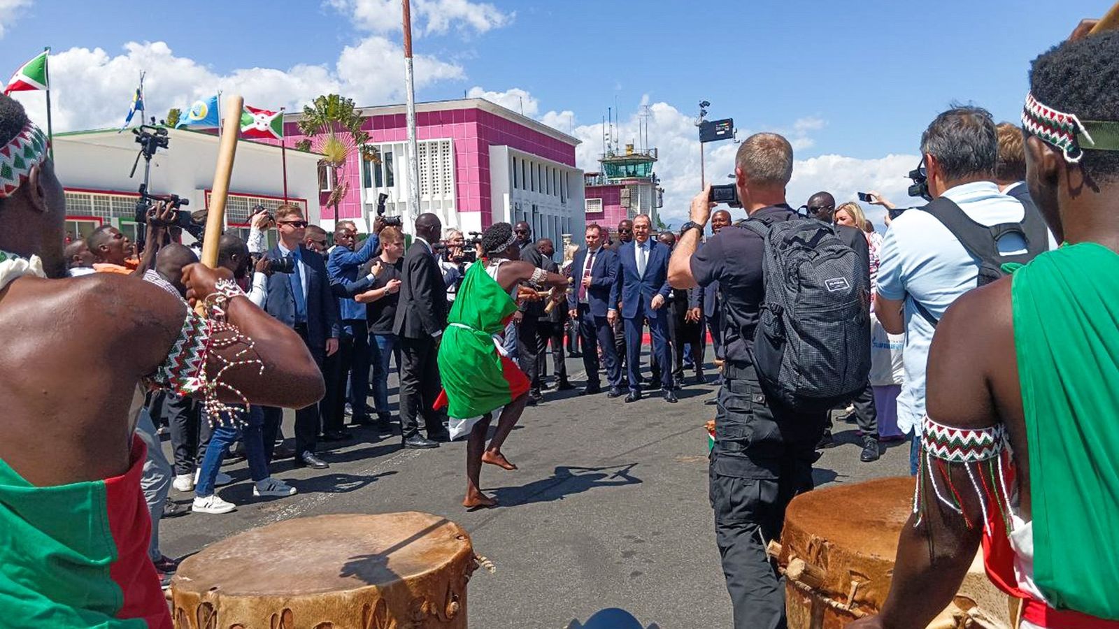 Барабанщики из Бурунди приветствуют приехавшего в их страну Сергея Лаврова.  Министр иностранных дел России прибыл в Африку с официальным визитом. 30 мая / Дарья Лабутина / Известия