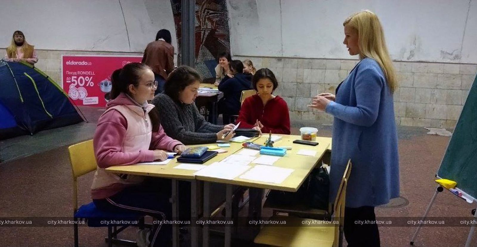 Так проходят школьные уроки в Харьковском метро, где жители укрываются от обстрелов с начала войны. «Был организован коллектив небезразличных педагогов, которые вызвались проводить занятия в метро. Педагоги выяснили учебные нужды школьников, пообщавш