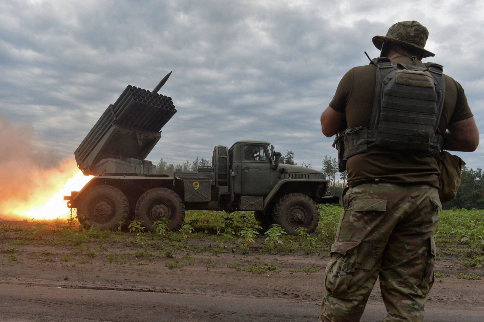 Украинские военные ведут огонь из реактивной системы залпового огня БМ-21 «Град» по линии фронта в Харьковской области. Как сообщает Генштаб ВСУ, российские войска на этом направлении не смогли осуществить прорыв и в результате огненного поражения вы