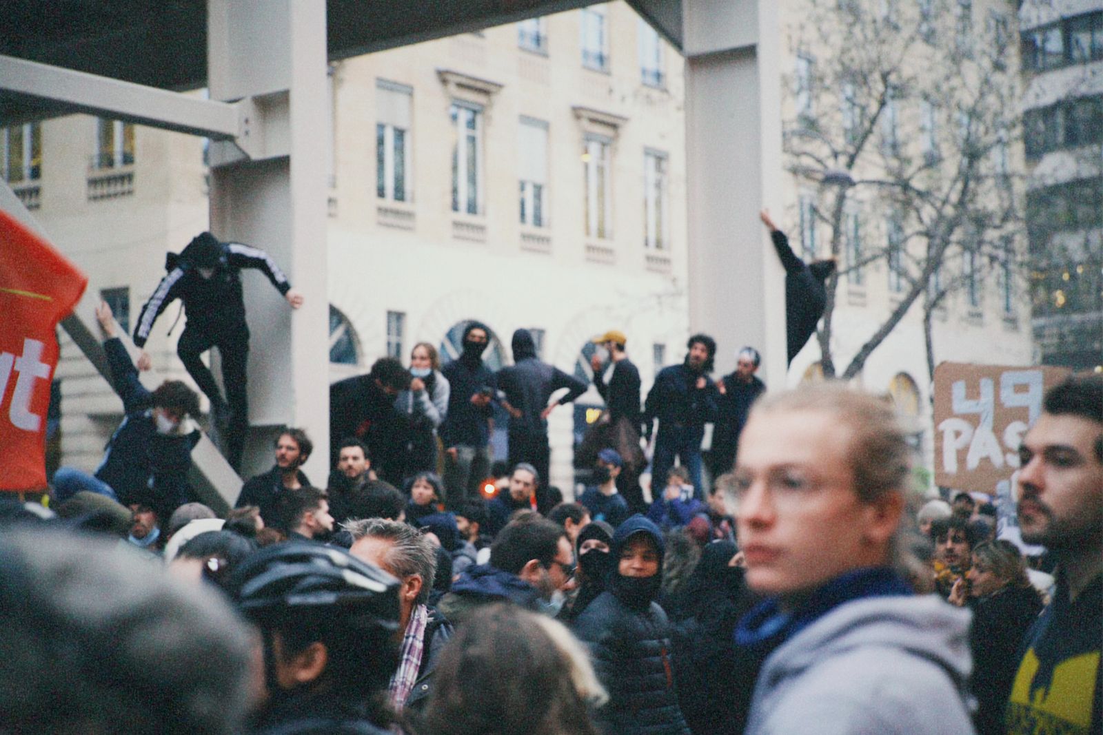 Горящие баррикады и радикальный вандализм: фоторепортаж с улиц протестного  Парижа. Black bloc бросает вызов государству