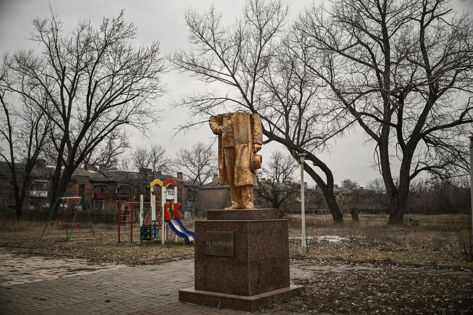 Разрушенный из-за военных действий памятник Максиму Горькому в городе Часов Яр. Часов Яр — город в Донецкой области, через который на тот момент проходила одна из ключевых линий снабжения украинских войск в Бахмуте. 16 марта / Aris Messinis / AFP / G