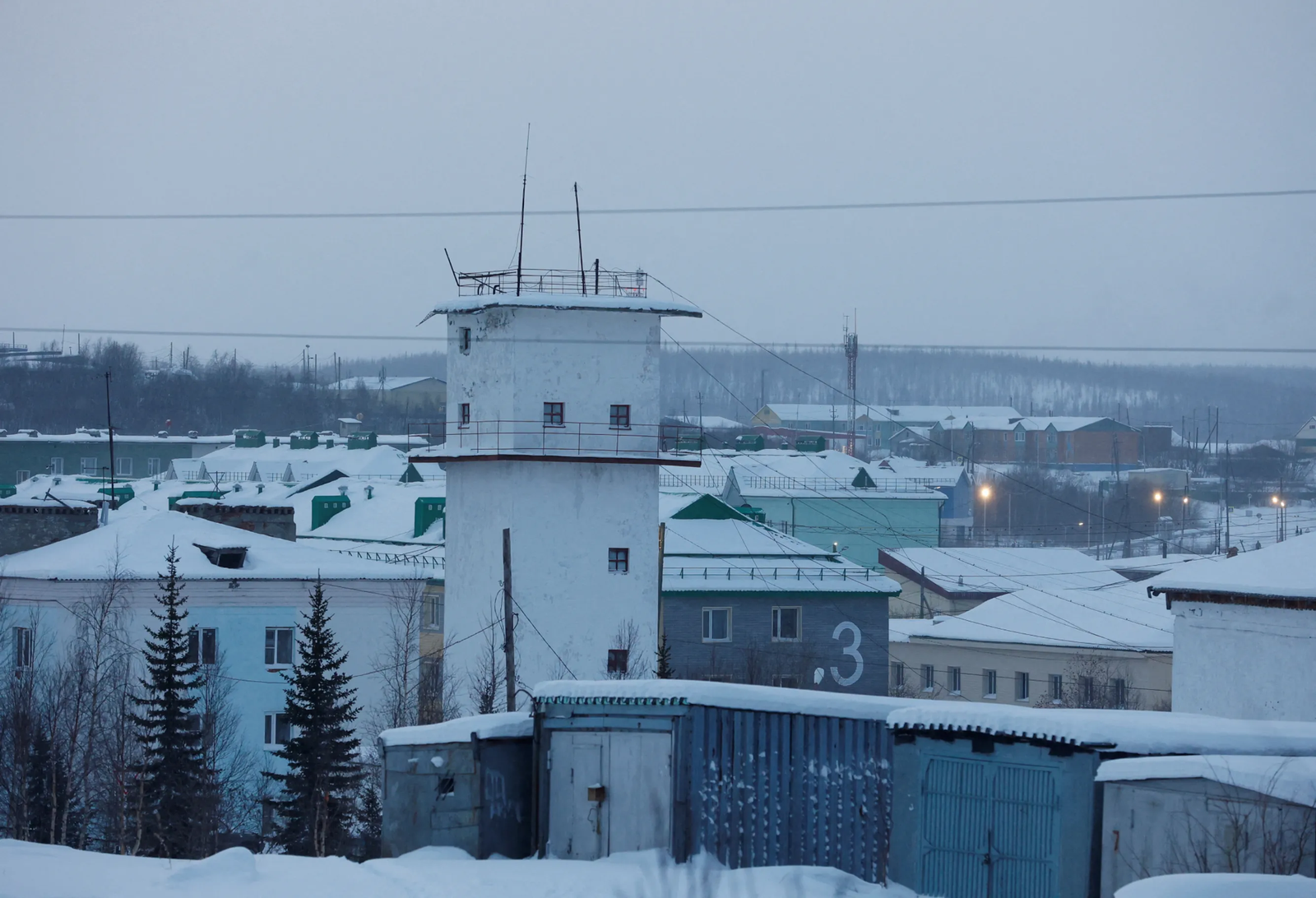 В декабре Алексея Навального после 19 дней неизвестности нашли в исправительной колонии № 3 «Полярный волк» в Ямало-Ненецком автономном округе. Условия в колонии жесткие, с особым режимом в зоне вечной мерзлоты. Туда сложно добраться, а доставка писе