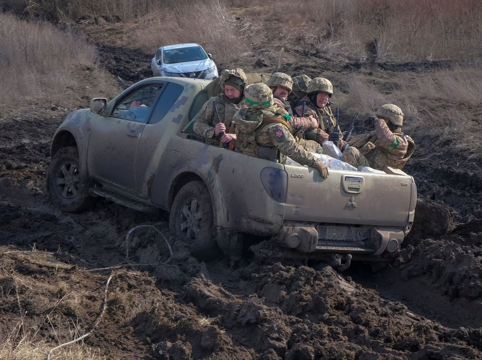 Украинские военные проезжают недалеко от своих позиций под Бахмутом. К этому дню ЧВК Вагнера практически отрезала снабжение ВСУ в этом районе, сильно затруднив украинцам оборону города. 3 марта / Alex Babenko / Reuters / Atlantic