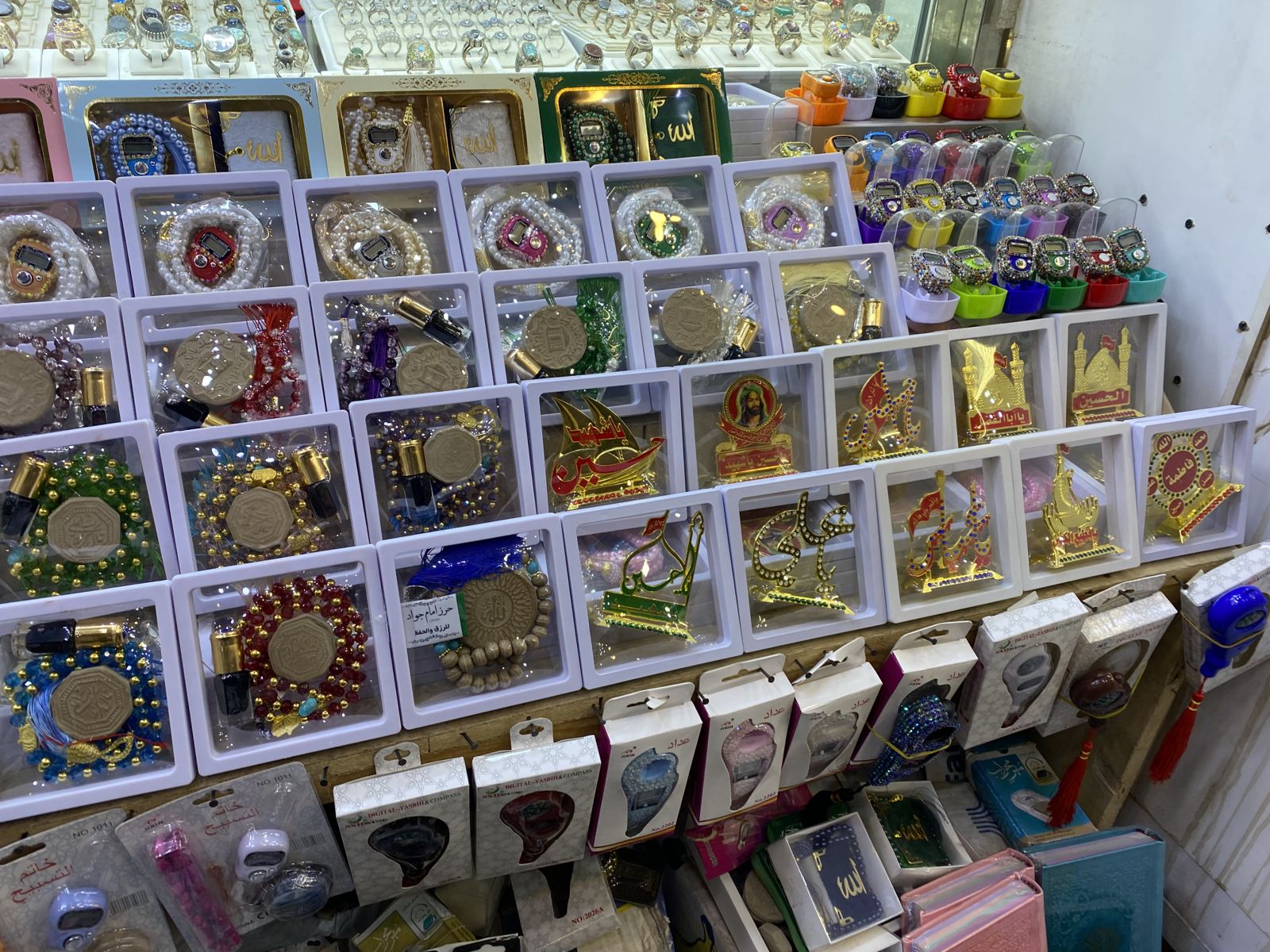 Наборы подарочных мухров на&nbsp;базаре в&nbsp;Наджафе (Ирак). В&nbsp;комплекты входят молитвенный камушек, четки и&nbsp;масляные духи. Фото автора.