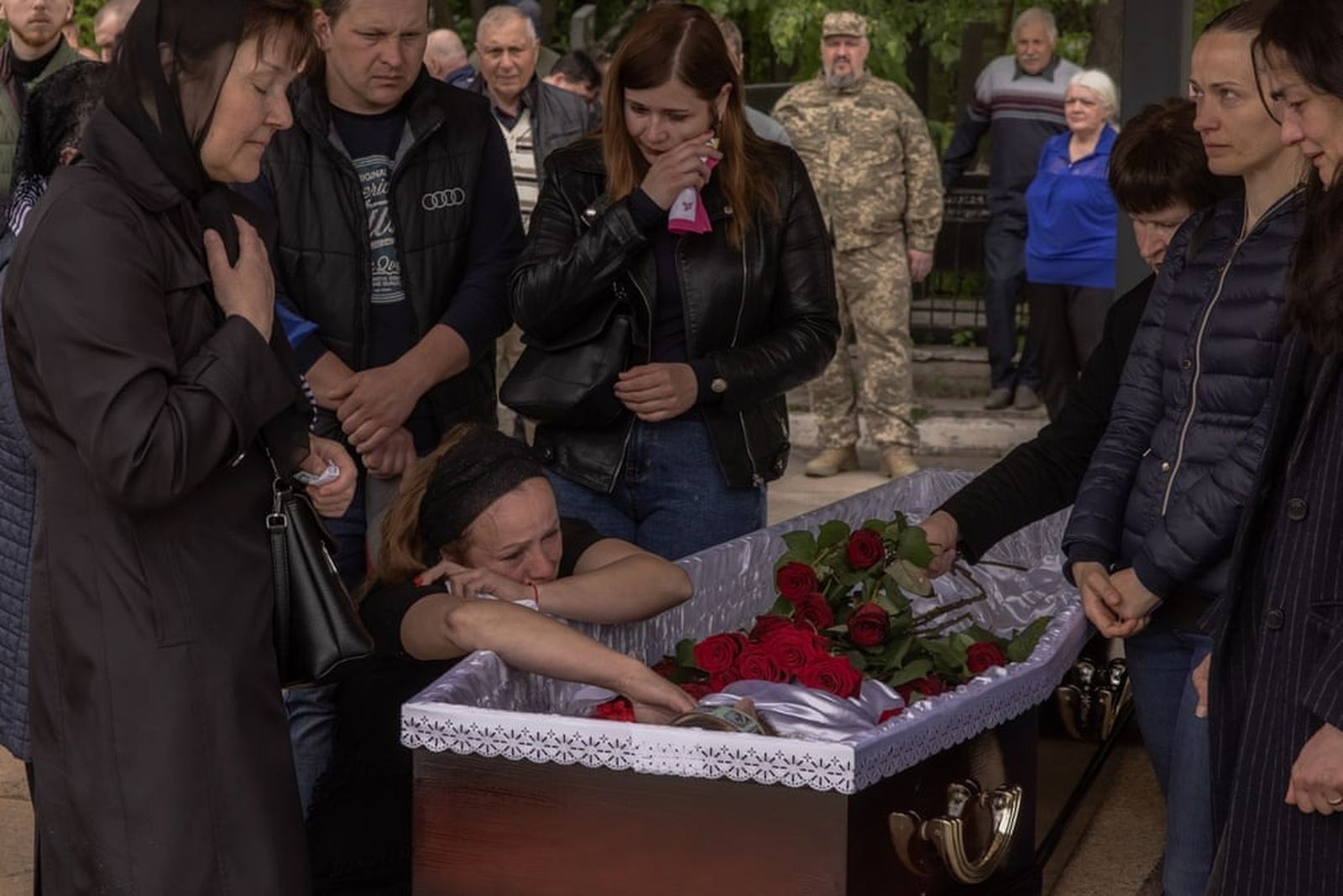 Олеся оплакивает гроб своего мужа Александра Хмиля, погибшего в боях с российскими войсками под Бахмутом.  17 мая / Roman Pilipey / Getty Images / The Guardian