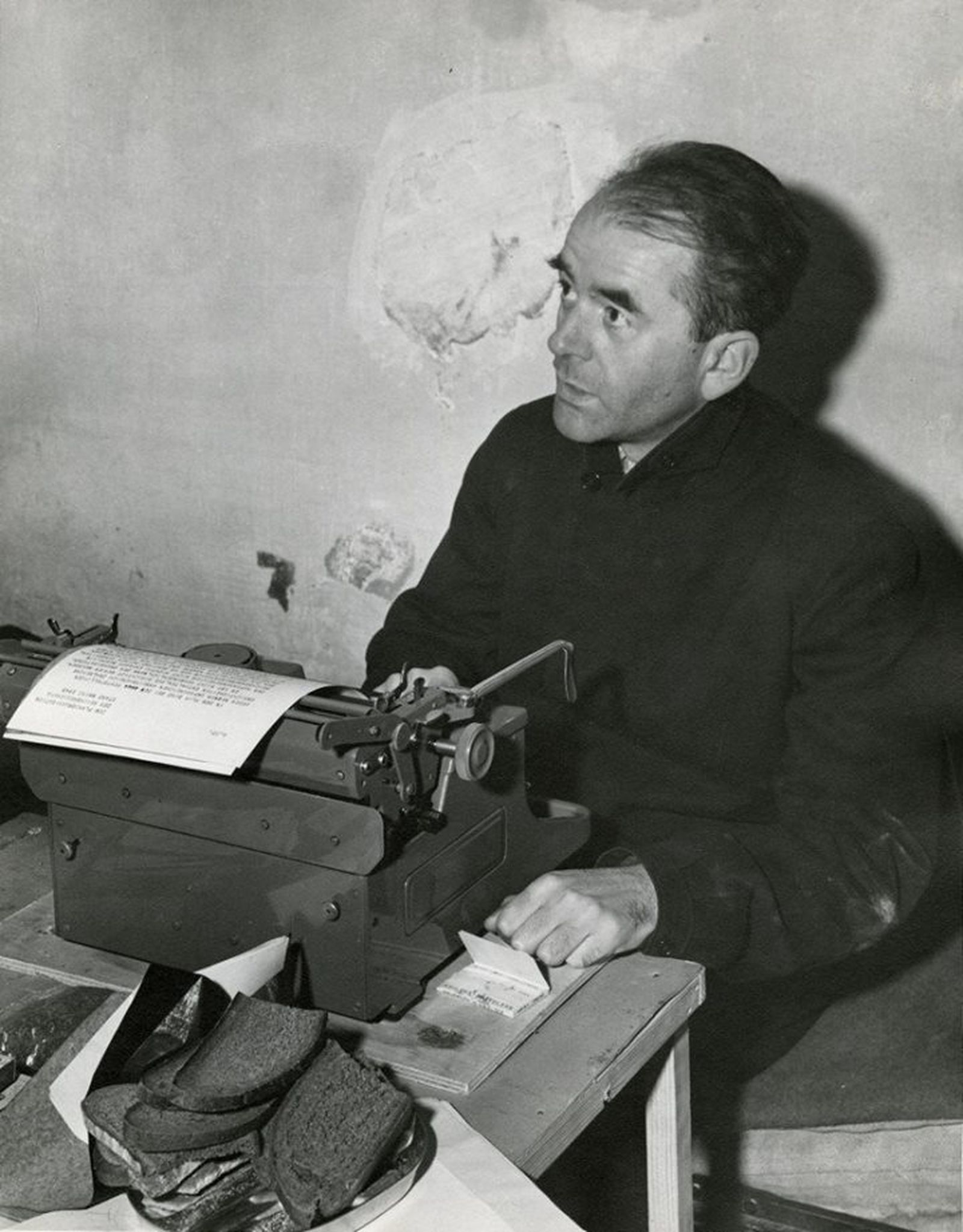 Шпеер в своей камере во время Нюрнбергского процесса, 1945 / Библиотека Гарвардской школы права