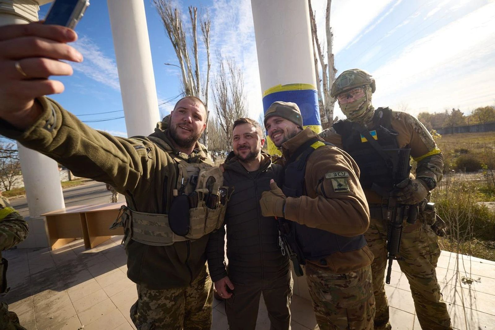 Украинские военные фотографируются с президентом Владимиром Зеленским, посетевшим Херсон через три дня после его освобождения. 14 ноября / Anadolu Agency / Anadolu Agency / Getty Images / Grid