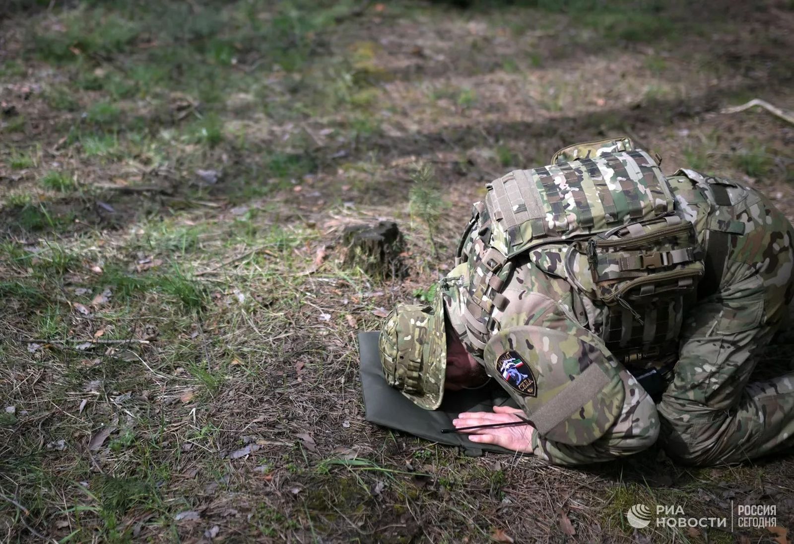 Боец спецназа «Ахмат» совершает намаз на Кременском участке фронта в Донбассе / 10 апреля / Евгений Биятов / РИА Новости​