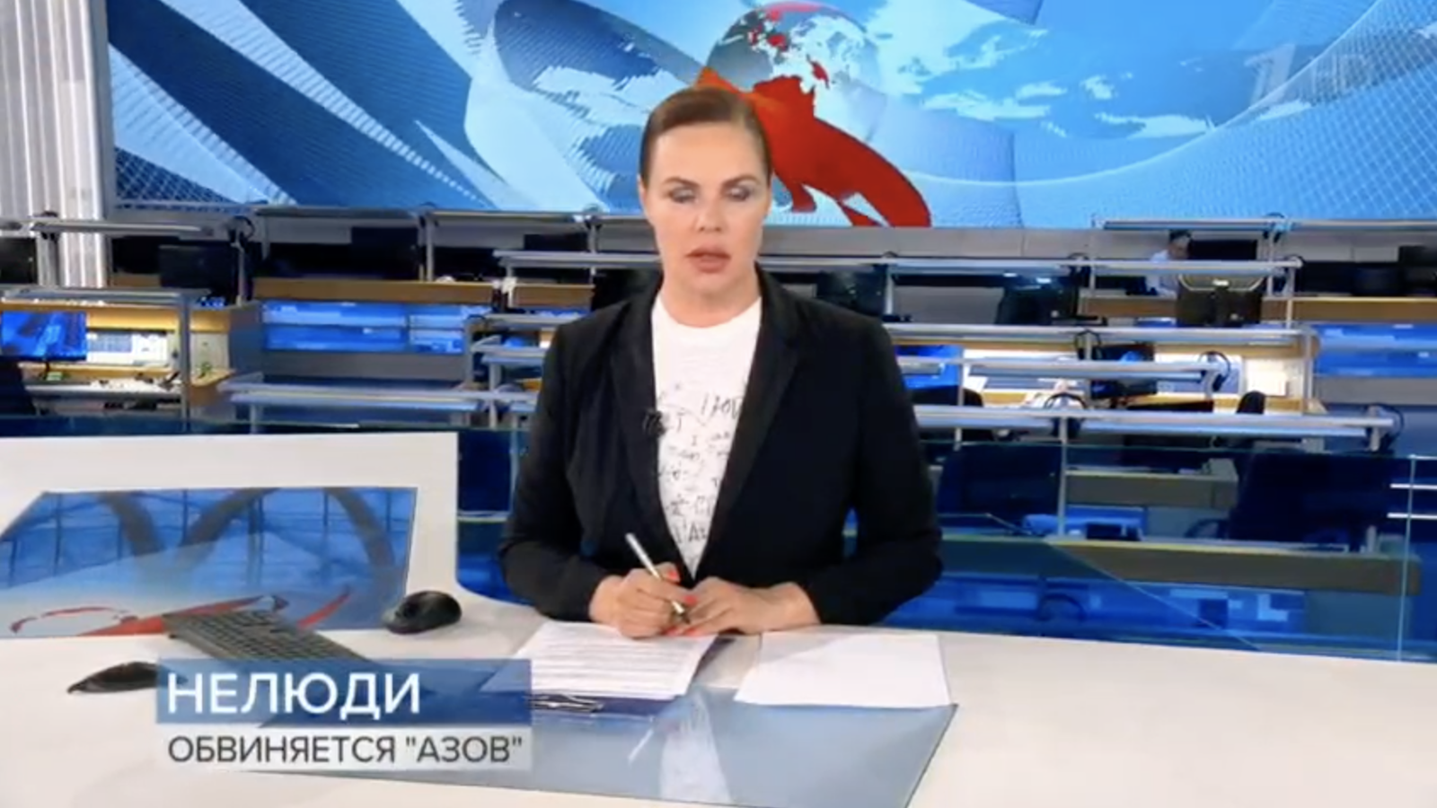 Скриншот сюжета первого канала о батальоне «Азов», в котором украинских солдат называют «нелюдями» Скриншот сюжета первого канала о батальоне «Азов», в котором украинских солдат называют «нелюдями»